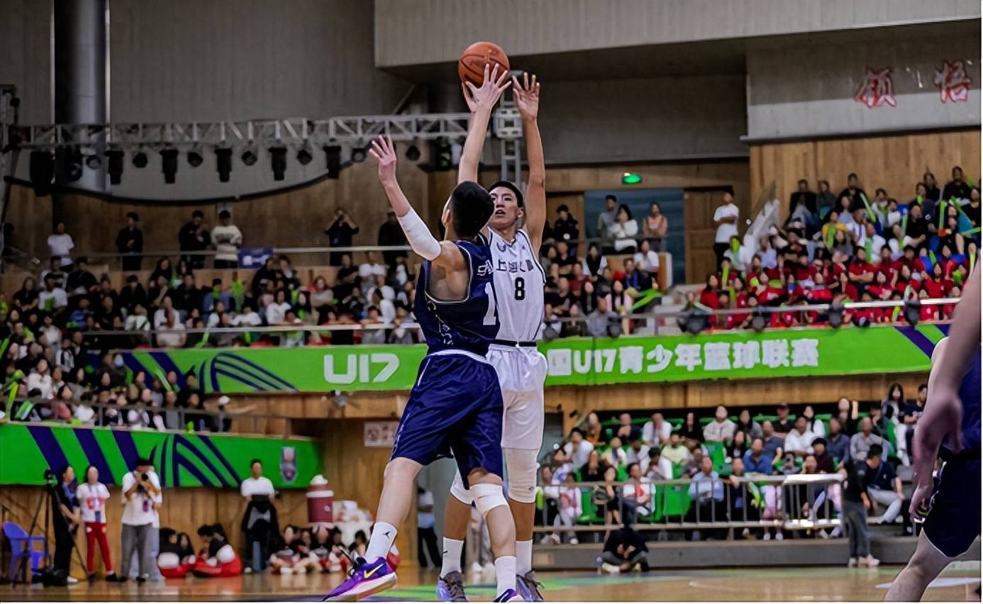 新秀球员崭露头角，球场气氛热烈