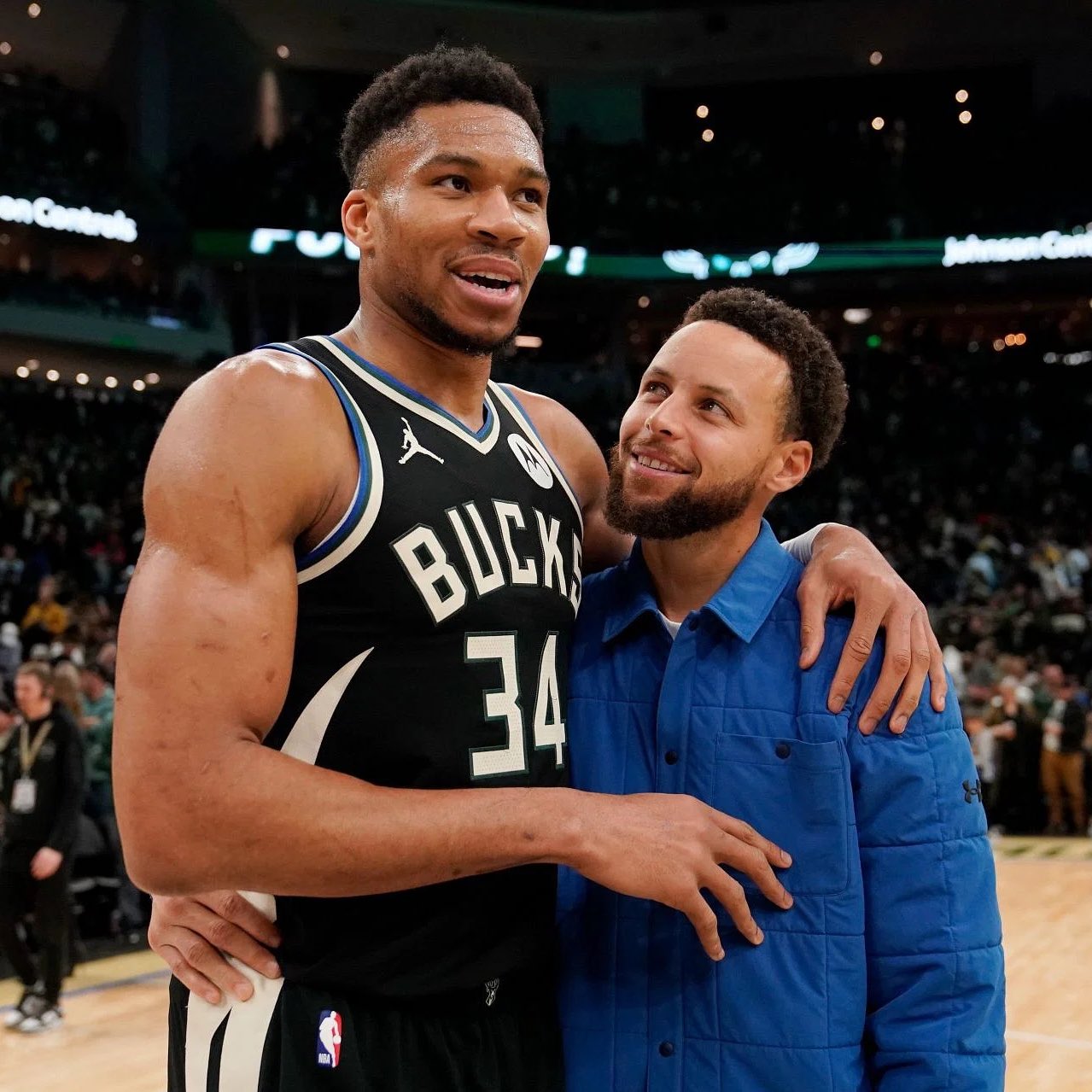 密尔沃基雄鹿决赛绝杀纽约尼克斯，周琦砍下18记关键球，全场沸腾(周琦球赛视频)